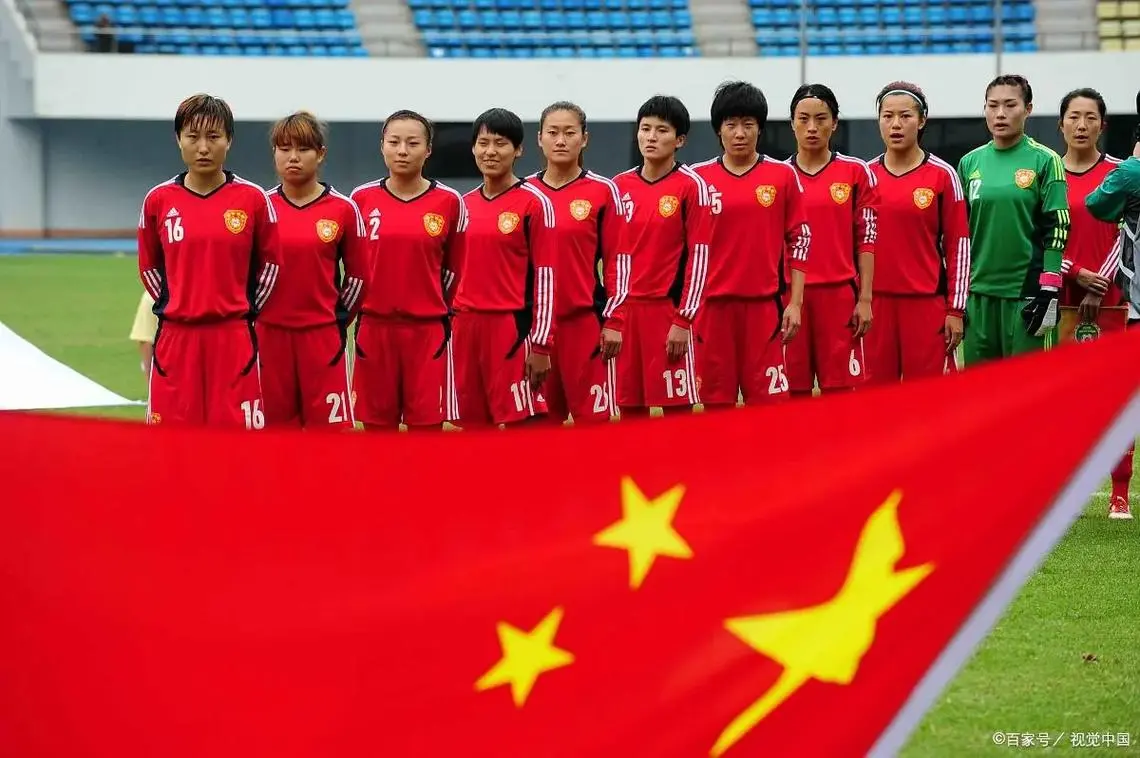 足球颠球脚背触球图片 足球颠球脚背触球图片